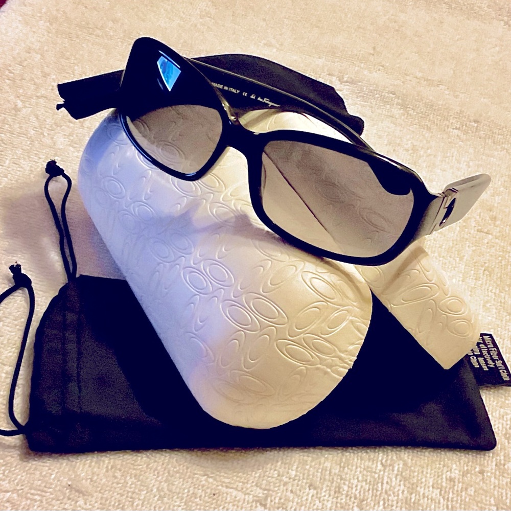 BEYOND BEAUTY are THESE BLACK WOMENS SALVATORE FERRAGAMO Sunglasses-SF608S